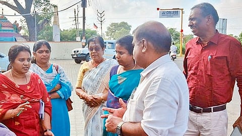 திருச்சி- கரூர் நெடுஞ்சாலையில், திருச்சி குடமுருட்டி பறவைகள் பூங்கா அருகே நேற்று ஆய்வு செய்த உயர் அதிகாரிகள் குழுவினர்.