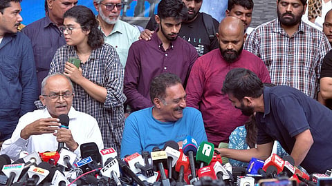 டெல்லியில் செய்தியாளர்களிடம் பேசும் பிரசாந்த் பூஷண்