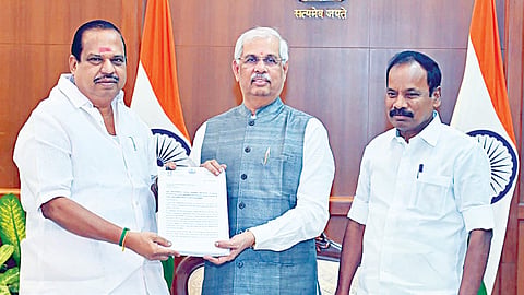 ஆளுநர் ஆர்.வி.அர்லேகரிடம் மனு அளித்த அதிமுக கொறடா அக்ரி கிருஷ்ணமூர்த்தி. உடன் எம்.தனபால், எம்.பி.