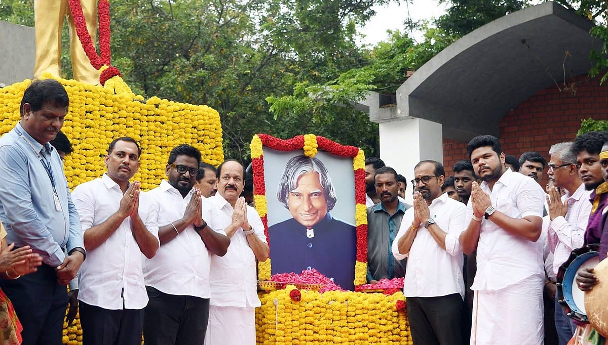 96-வது பிறந்த நாளை முன்னிட்டு அப்துல் கலாமின் உருவச் சிலைக்கு அரசு மரியாதை