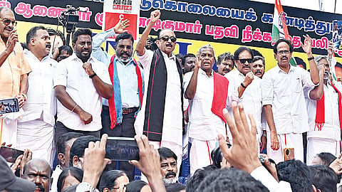 தலைமைத் தேர்தல் ஆணையர் ஞானேஷ்குமார் பதவி விலக வலியுறுத்தி, இண்டியா கூட்டணி சார்பில் காங்கிரஸ் மாநில தலைவர் மாணிக்கம் தாகூர் தலைமையில் சென்னையில் நேற்று ஆர்ப்பாட்டம் நடைபெற்றது. இதில் அமைச்சர் ராஜ்மோகன் மற்றும் பெ.சண்முகம், மு.வீரபாண்டியன், திருமாவளவன், வைகோ உள்ளிட்ட இண்டியா கூட்டணி்க் கட்சிகளின் தலைவர்கள் பங்கேற்றனர். | படம்: எஸ்.சத்தியசீலன் |