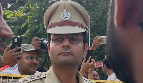 பெண் பத்திரிகையாளர் உள்ளிட்ட மூவர் மீது டெல்லி காவல் துணை ஆணை​யர் வன்கொடுமை புகார்