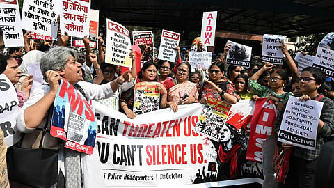 டெல்லியில் போராடிய பெண்கள் மீது பாலியல் அத்துமீறலில் ஈடுபட்டதாக போலீஸாருக்கு எதிராக பேரணி