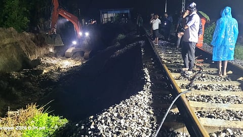 காஞ்சிபுரம் - வாலாஜாபாத் தண்டவாளம் மீது மண் சரிவு: 4 ரயில்கள் ரத்து