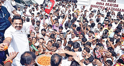 அதிமுகவின் 55-வது ஆண்டு தொடக்க விழாவையொட்டி, சென்னை ராயப்பேட்டையில் உள்ள கட்சி தலைமை அலுவலகத்தில் தொண்டர்களுக்கு இனிப்பு வழங்கிய பொதுச் செயலாளர் பழனிசாமி.        படம்: எஸ்.சத்தியசீலன்