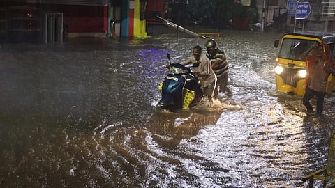 சென்னை, புறநகரில் விடிய விடிய கொட்டித் தீர்த்த கனமழை