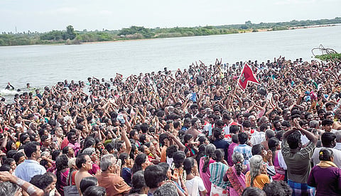 துலா ஸ்நானத்தை முன்னிட்டு, திருப்பராய்த்துறை அகண்ட காவிரி ஆற்றில் நேற்று புனித நீராடிய பக்தர்கள். படம்: ர.செல்வமுத்துகுமார்