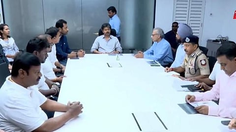 மழை முன் எச்சரிக்கை நடவடிக்கைகள் குறித்து கட்டுப்பாட்டு மையத்தில் முதல்வர் விஜய் ஆய்வு