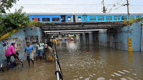 ‘மழைநீர் தேங்குவதை தடுக்க களப்பணியே முக்கியம் என்பதை  அரசு உணர வேண்டும்’ - டிடிவி தினகரன்