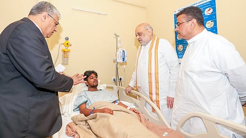 கொல்கத்தா துர்கா பூஜை பந்தல் விபத்து - காயமடைந்தவர்களிடம் நலம் விசாரித்தார் அமித் ஷா