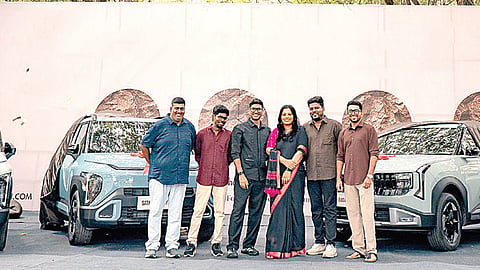 4 ஊழியருக்கு சொகுசு கார்களை பரிசளித்த சென்னை நிறுவனம்