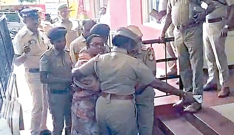 கார்த்திகாவை கைது செய்து, காவல்நிலையத்துக்கு அழைத்துச் சென்ற போலீஸார். 
