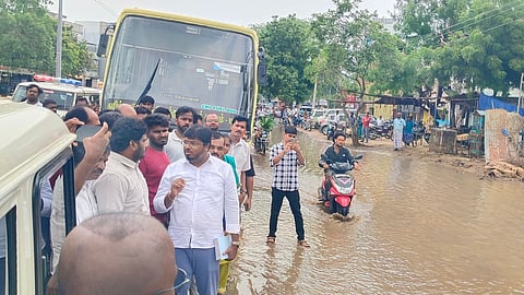 ராமநாதபுரம் பாரதி நகர் நெடுஞ்சாலை பகுதியில் மழைநீர் தேங்கியுள்ளதை பார்வையிட்ட அமைச்சர் வி.கே.ராஜீவ்.