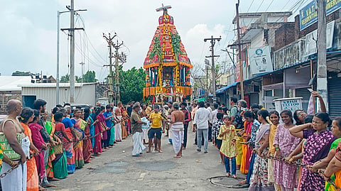 மாமல்லபுரத்தில் அமைந்துள்ள தலசயன பெருமாள் கோயிலில் பூதத்தாழ்வார் உற்சவத்தின் 9-ம் நாளான இன்று காலை திருத்தேர் உற்சவம் நடைபெற்றது.