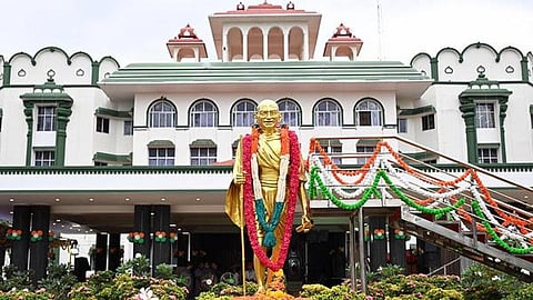 அரசு அதிகாரிகள், ஊழியர்கள் மீது பதிவான வன்கொடுமை வழக்கு பட்டியலை தாக்கல் செய்ய ஐகோர்ட் உத்தரவு
