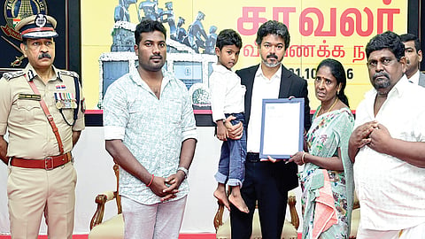 காவலர் குடும்பங்களுக்கு ரூ.6 கோடி காப்பீட்டு நிதி: வீரவணக்க நாளில் முதல்வர் வழங்கினார்