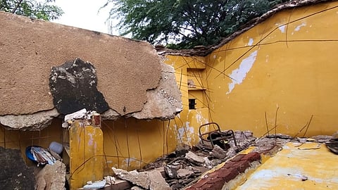 மதுரை மேலூர் அருகே தொடர் மழையால் குழும வீடுகள் சேதம் - அச்சத்தில் கிராம மக்கள்