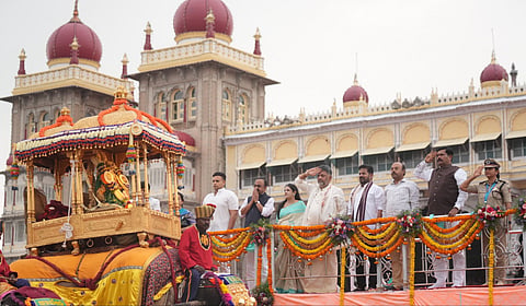 750 கிலோ தங்க அம்பாரியை சுமந்து சென்ற பிரஷாந்தா யானை மைசூருவில் தசரா ஜம்பு சவாரி ஊர்வலம் கோலாகலம்