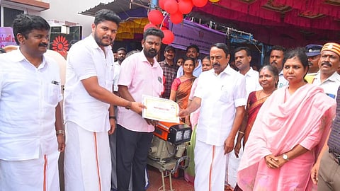 புதுக்​கோட்டை​யில் நேற்று நடை​பெற்ற அரசு விழா​வில் பங்​கேற்ற அமைச்சர்கள் செங்கோட்டையன் மற்றும் முகமது பர்வேஸ்.&nbsp;