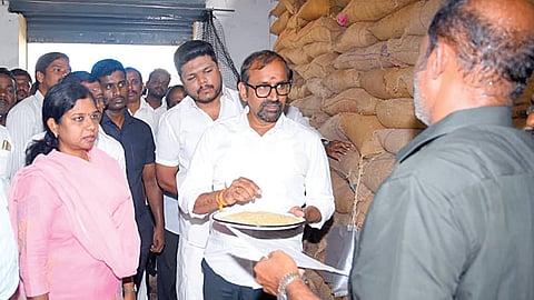 ரேஷன் கடைகளிலும் சன்ன ரக அரிசி விநியோகிக்க நடவடிக்கை: அமைச்சர் வெங்கடரமணன் தகவல்