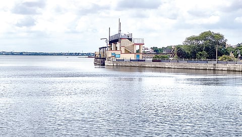 வடகிழக்கு பருவமழை காரணமாக நீர்ப்பிடிப்புப் பகுதிகளிலிருந்து தொடர்ந்து நீர்வரத்து இருப்பதால், கடல் போல் காட்சியளிக்கும் புழல் ஏரி. | படம்: இரா.நாகராஜன் |