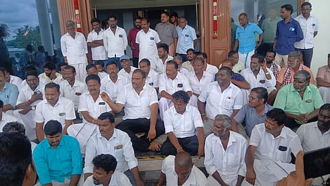 அதிகாரிகள் புறக்கணிப்பதாக குற்றச்சாட்டு: சங்கராபுரம் அதிமுக எம்எல்ஏ தர்ணா 