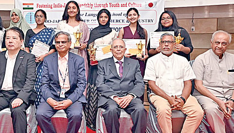 இந்திய - ஜப்பான் தொழில் வர்த்தக சபை சார்பில் கல்லூரி மாணவர்களுக்கு இடையே நடைபெற்ற போட்டிகளில் வெற்றி பெற்ற மாணவர்களுக்கு சென்னைக்கான ஜப்பான் துணைத் தூதர் தகாஹாஷி முனியோ மற்றும் ‘இந்து’ என்.ரவி ஆகியோர் விருதுகளை வழங்கி பாராட்டினர். இந்திய - ஜப்பான் தொழில் வர்த்தக சபை தலைவர் பத்மநாபன், பொதுச்செயலாளர் சுகுணா, முனைவர் தர் கிருஷ்ணசுவாமி, முனைவர் கே.ஆர்.சிவராமகிருஷ்ணன் உள்ளிட்டோர் உடனிருந்தனர். | படம்: எஸ்.சத்தியசீலன் |