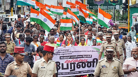 புதுச்சேரியில்  தேசியக் கொடியுடன் ஆளுநர் மாளிகை நோக்கி பேரணியாக சென்ற சென்ற பல்வேறு கட்சிகள், அமைப்பினர்.