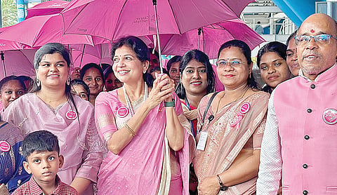 சென்னை விமான நிலையத்தில், இந்தியா டர்ன்ஸ் பிங்க் மற்றும் பிங்க் ரிப்பன் அறக்கட்டளை சார்பில் நடைபெற்ற மார்பகப் புற்றுநோய் விழிப்புணர்வு பேரணியை ‘பசுமை தாயகம்’ தலைவரும், பாமக சட்டப்பேரவை குழு தலைவருமான சவுமியா அன்புமணி தொடங்கி வைத்தார்.