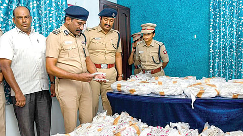 மீட்கப்பட்ட வெள்ளி ஆபரணங்களை பார்வையிட்ட சேலம் மாநகர காவல் ஆணையர் பாபு. படம் : எஸ்.குரு பிரசாத்