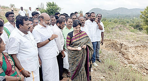 சேலத்தில் குப்பையில் இருந்து மின்சாரம் தயாரிக்கும் திட்டம் அமைக்கப்பட உள்ள இடத்தை பார்வையிட்ட பாமக எம்எல்ஏ சவுமியா அன்புமணி. 