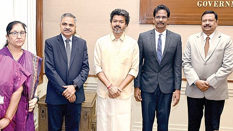 ரியல் எஸ்டேட் ஒழுங்குமுறை குழுமத்துக்கு புதிய தலைவர், உறுப்பினர்கள் நியமனம்: முதல்வர் விஜய்யை சந்தித்து வாழ்த்து பெற்றனர்