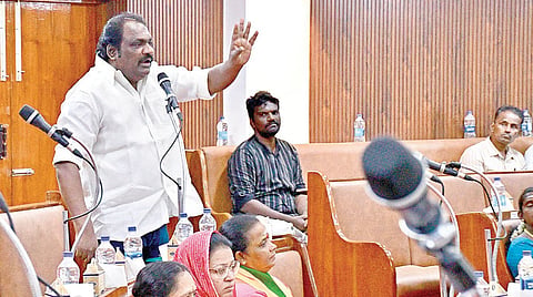 தவெக அரசையும், சட்டத்துறை அமைச்சர் நிர்மல்குமாரையும் பாராட்டி பேசிய மாநகராட்சி அதிமுக எதிர்க்கட்சித் தலைவர் சோலைராஜா. படம்: நா.தங்கரெத்தினம்