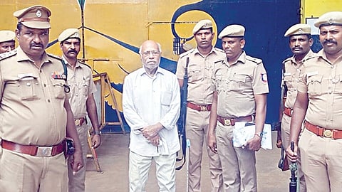 சென்னை புழல் சிறையில் இருந்து பெரவள்ளூர் காவல் நிலையத்துக்கு விசாரணைக்காக ‘ஜெம்’ வீரமணியை அழைத்துச் சென்ற சிறப்பு புலனாய்வுக் குழுவினர்.