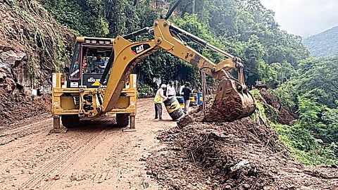 நீலகிரியில் நிலச்சரிவு ஏற்பட்ட பர்லியாறு பகுதியில் சாலையை சீரமைக்கும் பணியில் ஈடுபட்ட தேசிய நெடுஞ்சாலைத்துறையினர்.