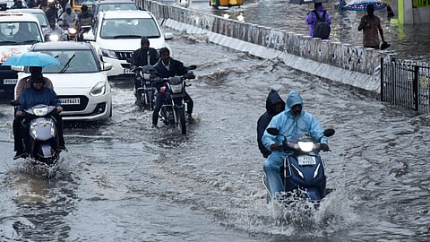 கனமழை எச்சரிக்கை: புதுச்சேரி, காரைக்காலில் நாளை பள்ளி, கல்லூரிகளுக்கு விடுமுறை
