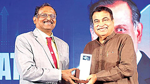 இஸ்ரோ தலைவர் நாராயணனுக்கு ‘விக்​சித் பாரத் சிற்பி’ விருதை வழங்கும் மத்திய அமைச்சர் நிதின் கட்கரி.