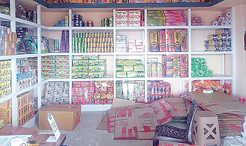 விடுமுறை நாளான நேற்று சிவகாசி - விருதுநகர் சாலையில் வாடிக்கையாளர் இன்றி வெறிச்சோடிக் காணப்பட்ட பட்டாசு கடை.