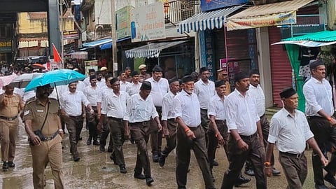 அருப்புக்கோட்டையில் ஆர்எஸ்எஸ் பேரணி: கொட்டும் மழையில் 100-க்கும் மேற்பட்டோர் பங்கேற்பு