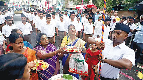 சென்னை எழும்பூரில் பாஜக முன்னாள் மாநிலத் தலைவர் தமிழிசை சவுந்தரராஜன் ஆர்எஸ்எஸ் கொடிக்கு ஆரத்தி எடுத்து மரியாதை செலுத்தினார். | படம்: எல்.சீனிவாசன் |