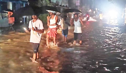 விருகாவூரில் வீதிகளில் பாய்ந்தோடும் வெள்ளம்.