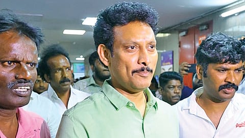 ரூ.400 கோடி மோசடி வழக்கில் கைது செய்யப்பட்ட திமுக முன்னாள் அமைச்சர் அன்பில் மகேஸை மருத்துவ பரிசோதனைக்காக போலீஸார் சென்னை ராஜீவ்காந்தி அரசு பொது மருத்துவமனைக்கு அழைத்து சென்றனர். படம்: ம.பிரபு