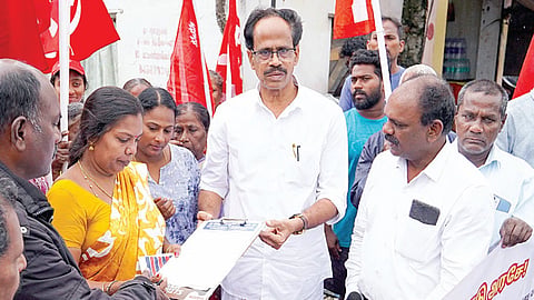 பட்டினப்பாக்கத்தில் புதிய தலைமைச் செயலகம் கட்டும் திட்டத்தை கைவிடக்கோரி, இந்திய கம்யூனிஸ்ட் கட்சி மாநில செயலாளர் மு.வீரபாண்டியன், பட்டினப்பாக்கம் கையெழுத்து இயக்கத்தை முள்ளி மாநகர் பகுதியில் தொடங்கி வைத்தார். | படம்: எல்.சீனிவாசன் |