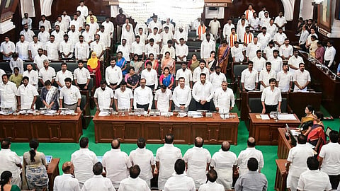 அதிமுக எம்எல்ஏக்கள் ராஜினாமா விவகாரம்: தேர்தல் ஆணையம் பதிலளிக்க உச்ச நீதிமன்றம் உத்தரவு