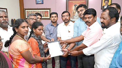 கோவையில் தற்கொலை செய்த மாணவர் அகிலனின் பெற்றோரிடம் ரூ.6 லட்சம் தொகைக்கான உத்தரவையும், அவரது சகோதரி நேத்ராவுக்கு அரசுப் பணிக்கான ஆணையையும் வழங்கிய அமைச்சர் வே.சம்பத்குமார்.