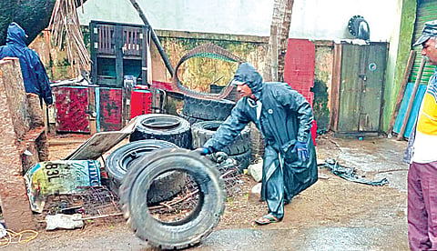 திருவொற்றியூர், சத்தியமூர்த்தி நகரில் கொசுப்புழு உருவாக வாய்ப்புள்ள பயன்படாத பொருட்களை அகற்றும் மாநகராட்சிப் பணியாளர்கள்.