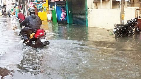 கோவையில் பெய்த கனமழையால் சிங்காநல்லூர் பேருந்து நிலையத்தை ஒட்டிய பகுதியில் மழைநீருடன் சாக்கடை நீர் கலந்து குடியிருப்பு மற்றும் வணிக வளாகங்களுக்குள் புகுந்தது.&nbsp;&nbsp;