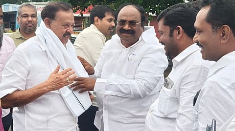 பொன்முடியிடம் நெருக்கம் காட்டும் உதயசூரியனுக்கு எ.வ.வேலு உடன் அதிருப்தியா?