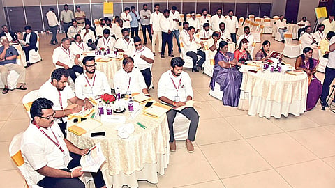 மாமல்லபுரத்தில் நடைபெற்ற 2 நாள் பயிற்சி முகாமில் பங்கேற்ற எம்எல்ஏக்கள்.