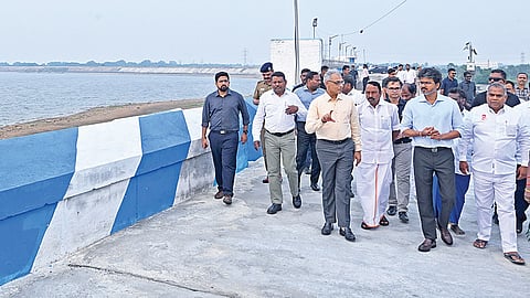 செம்பரம்பாக்கம் ஏரியில் முதல்வர் விஜய் ஆய்வு: நீர்வரத்து, நீர்மட்டம் குறித்து அதிகாரிகளிடம் கேட்டறிந்தார்
